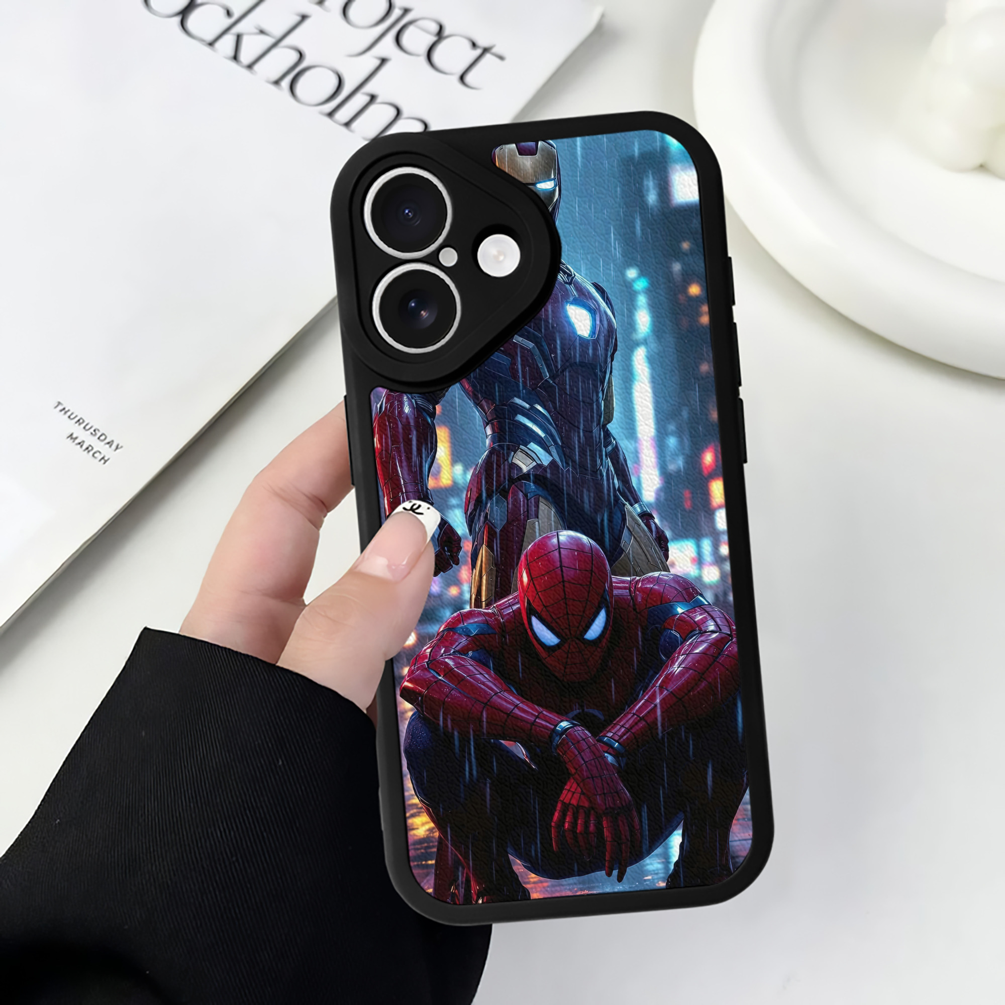 Spider Man スパイダーマン 【iPhone 16シリーズ対応】シリコンスマホケース（レザー調） 材質：シリコン
